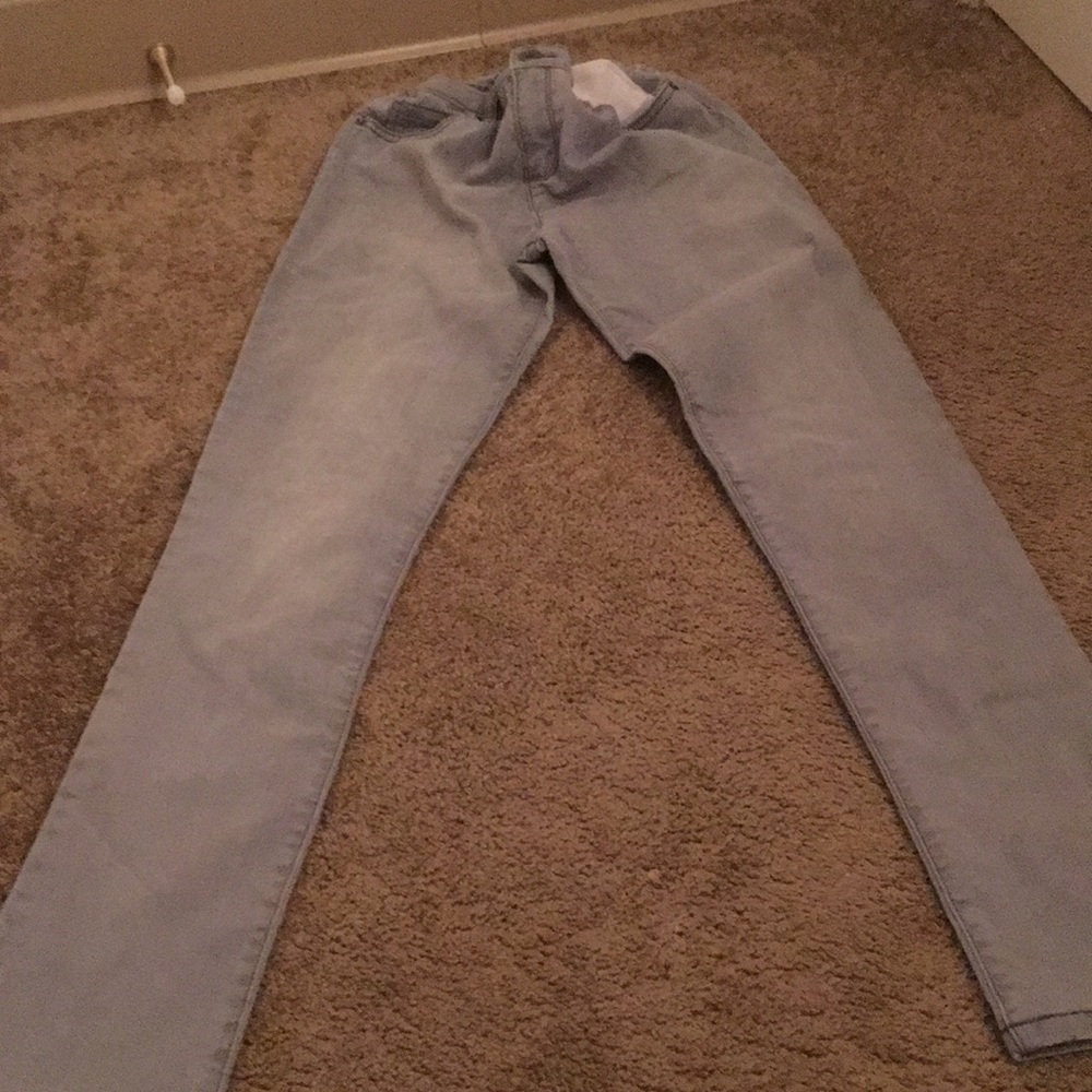 i am selling these jeans .